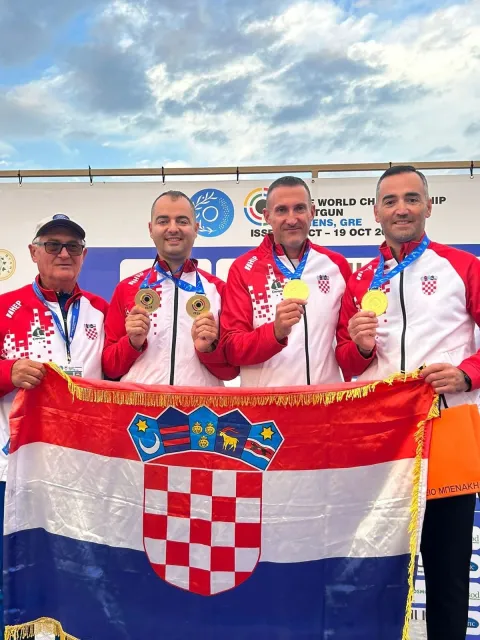 Atena, 17.10.2025. - Hrvatski strijelac Josip Glasnović novi je svjetski prvak u trapu, čime je popunio kolekciju zlatnih medalja na svim velikim natjecanjima i začinio sjajan dan za hrvatsku reprezentaciju na Svjetskom prvenstvu u gađanju letećih meta u Ateni. Pojedinačnom finalu je u jutarnjem dijelu programa prethodila zadnja serija kvalifikacija, u kojoj je Anton Glasnović izjednačio svjetski rekord sa svih 125 pogodaka, a njegov brat Josip je bio drugi sa 124 pogođene mete. Uz braću Glasnović nastupio je i Giovanni Cernogoraz te zauzeo 18. mjesto sa 119 pogodaka. foto HINA/ Hrvatski streljački savez/ ml