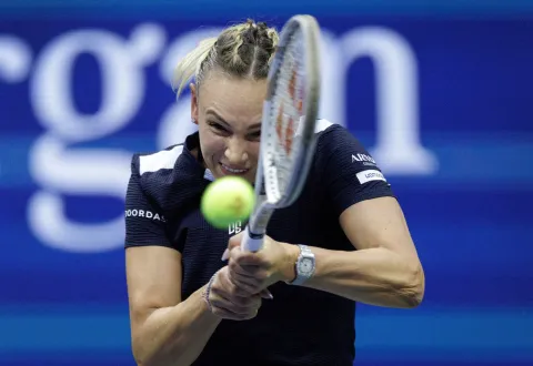 epa12332242 Donna Vekic of Croatia in action against Coco Gauff of United States during the second round of the US Open Tennis Championships at the USTA Billie Jean King National Tennis Center in Flushing Meadows, New York, USA, 28 August 2025. The US Open tournament runs from 24 August through 07 September. EPA/CRISTOBAL HERRERA ULASHKEVICH