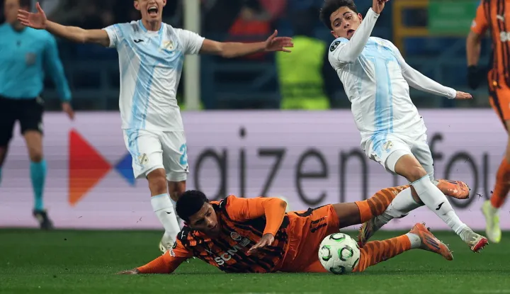 epa12602065 Vinicius Tobias (C) of Shakhtar Donetsk and Tiago Dantas (L) and Samuele Vignato (R) of HNK Rijeka in action during the UEFA Conference League league phase soccer match between Shakhtar Donetsk and HNK Rijeka in Krakow, Poland, 18 December 2025. EPA/Lukasz Gagulski POLAND OUT