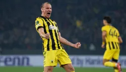 epa12601874 AEKs' Domagoj Vida celebrates scoring the 1-2 goal during the UEFA Conference League soccer match between AEK and CS Universitatea Craiova, in Nea Filadelfeia, Attica, Greece, 18 December 2025. EPA/GEORGIA PANAGOPOULOU
