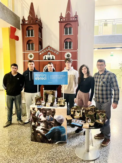 Betlehemske &scaron;talice đakovačkih vjeroučenika pomažu u prikupljanju donacija za Marijine obroke