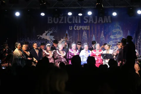 Cepin, 18. 12. 2021, Novouredjeno srediste Cepina u Ulici Kralja zvonimira. Bozicni sajam u Cepinu, Novouredjeni trg ispred centra za kulturu, vatromet i koncer Nine Badric.snimio GOJKO MITIĆ