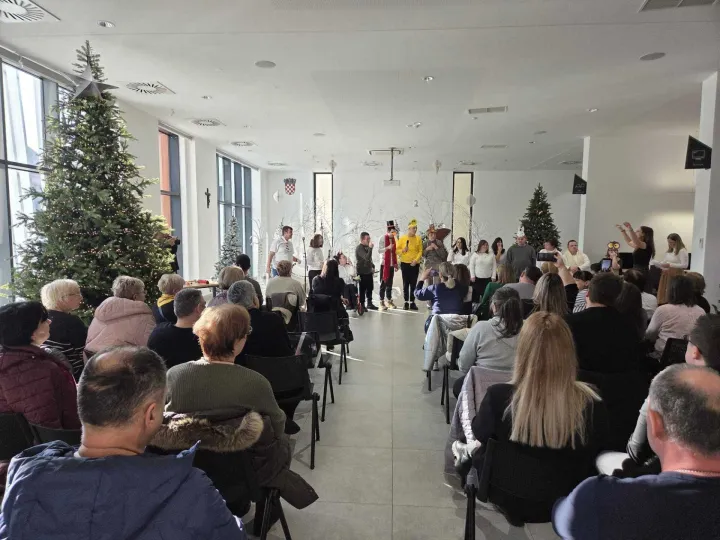 VINKOVCICentar za pružanje usluga u zajednici Vukovarsko-srijemske županije sa sjedi&scaron;tem u Vinkovcima prigodnom je božićnom priredbom proslavio treću godinu osnutka i uspje&scaron;nog rada,2025.