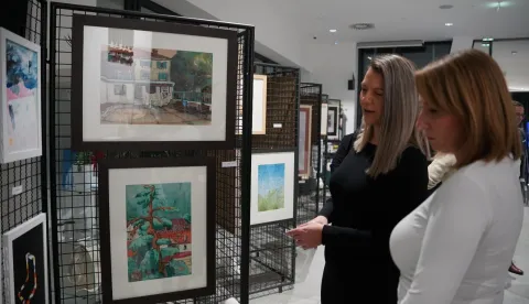 VINKOVCIU predvorju Gradske knjižnice i čitaonice&nbsp;otvorena je tradicionalna izložba dječjih i umjetničkih radova nastalih tijekom jubilarne, 30. likovne radionice Centra za pružanje usluga u zajednici "Sveta" Ana Vinkovci.PROSINAC 2025.