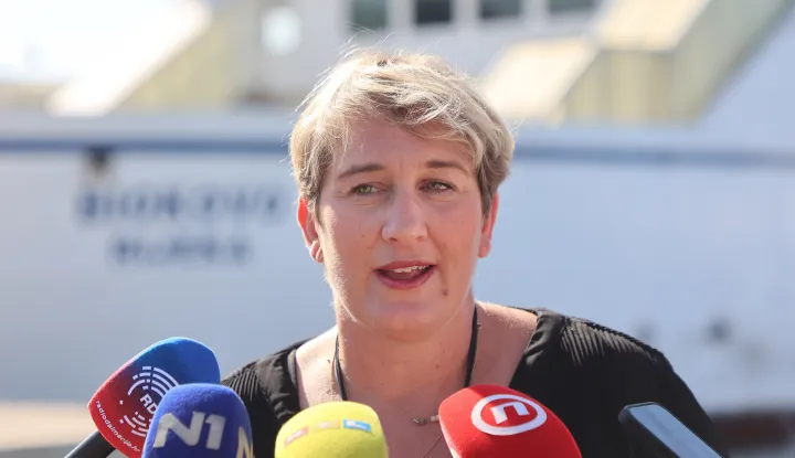 13.10.2025., Split- Glavni odbor Nezavisnog sindikata pomoraca putnickih brodova Hrvatske donio i službeno odluku o provodjenju mirnog okupljanja. Okupljanjem su izrazili nezadovoljstvo i neslaganje s postupkom koji je provela regulatorna Agencija te nacinom odabira brodara za novu brzobrodsku liniju Split-Supetar-Split. Skrenuti paznju na los, nedorecen Zaokon o prijevozu u linijskom i povremenom obalnom pomorskom prometu. Ivana Markovic gradonacelnica Suetra komentira prosvjed protiv privatne katamaranske linije za Supetar Photo: Ivana Ivanovic/PIXSELL