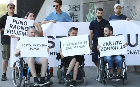 Zagreb, 19.07.2022. - Ispred Ministarstva rada, mirovinskoga sustava, obitelji i socijalne politike odrana je konferencija za medije o problemima osobnih asistenata i korisnika osobne asistencije, te o prijedlozima i očekivanjima vezanima za najavu donoenja zakona o osobnoj asistenciji. foto HINA/ Lana SLIVAR DOMINIĆ/ lsd