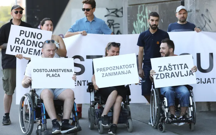 Zagreb, 19.07.2022. - Ispred Ministarstva rada, mirovinskoga sustava, obitelji i socijalne politike odrana je konferencija za medije o problemima osobnih asistenata i korisnika osobne asistencije, te o prijedlozima i očekivanjima vezanima za najavu donoenja zakona o osobnoj asistenciji. foto HINA/ Lana SLIVAR DOMINIĆ/ lsd