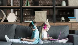 Djeca, prema zadnjim istraživanjima, pred ekranima dnevno provode i do &scaron;est i pol sati,internet digital ovisnost računalo kompjutor ilustracija freepik