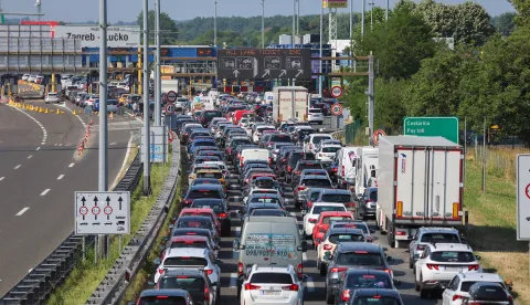 19.06.2025., Zagreb - Naplatna postaja Lucko. Pogled na naplatnu postaju Lucko s nadvoznjaka u Hrvatskom Leskovcu. Pojacan je promet na cestama u smjeru mora, moguci su zastoji i voznja u koloni, osobito na dionicama gdje su u tijeku radovi. Photo: Sanjin Strukic/PIXSELL