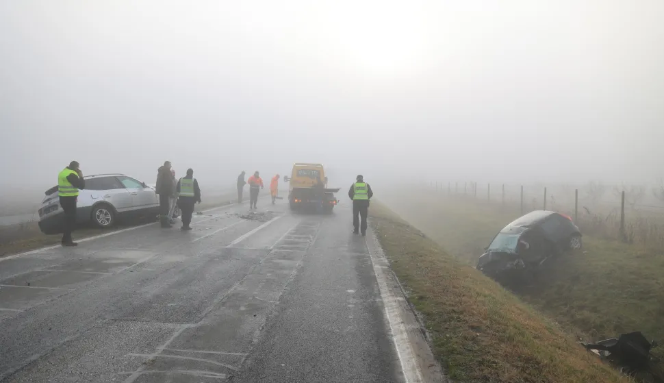 14.12.2021., Osijek - Teska prometna nesreca u kojoj je doslo do sudara izmedju dva osobna automobila na cesti izmedju Ernestinova i Laslova kod Osijeka. Jedna osoba je smrtno stradala. Policija na ocevidu. Photo: Davor Javorovic/PIXSELL