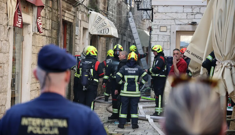 20.12.2025., Trogir - U staroj jezgri u Ulici Matije Gupca izbio je pozar. Photo: Zvonimir Barisin/PIXSELL