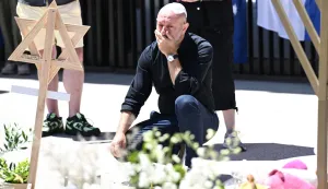 epaselect epa12599828 Bondi Beach shooting survivor Arsen Ostrovsky reacts looking at floral tributes at Bondi Beach in Sydney, Australia, 18 December 2025. Australia is in mourning following an attack on the Jewish community's Hanukkah festival celebrations on 14 December in Bondi Beach, which left at least 16 people dead, including one gunman. EPA/DAN HIMBRECHTS AUSTRALIA AND NEW ZEALAND OUT