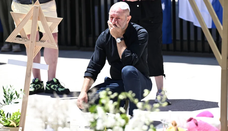 epaselect epa12599828 Bondi Beach shooting survivor Arsen Ostrovsky reacts looking at floral tributes at Bondi Beach in Sydney, Australia, 18 December 2025. Australia is in mourning following an attack on the Jewish community's Hanukkah festival celebrations on 14 December in Bondi Beach, which left at least 16 people dead, including one gunman. EPA/DAN HIMBRECHTS AUSTRALIA AND NEW ZEALAND OUT