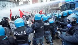 epa12605493 Protesters clash with anti-riot police during a protest march following the Askatasuna social center's eviction, in Turin, Italy, 20 December 2025. Askatasuna, one of Italy's most prominent and longest-running squatted social centers, was cleared by authorities on 18 December. EPA/TINO ROMANO