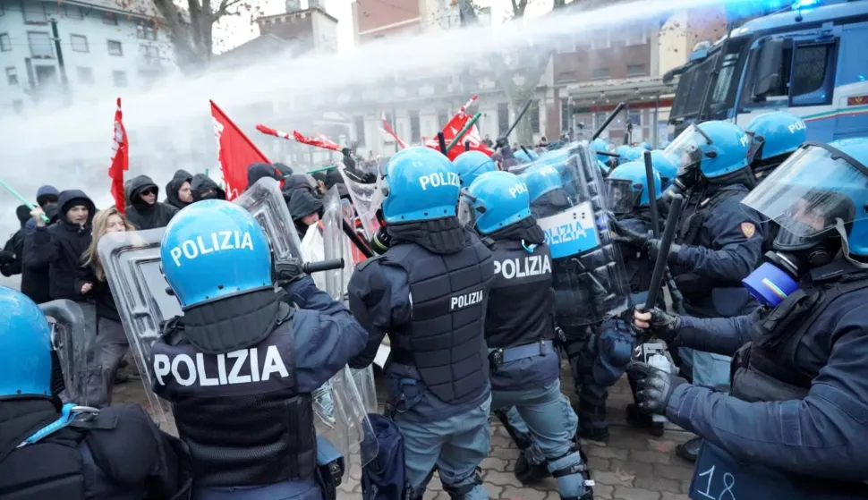 epa12605493 Protesters clash with anti-riot police during a protest march following the Askatasuna social center's eviction, in Turin, Italy, 20 December 2025. Askatasuna, one of Italy's most prominent and longest-running squatted social centers, was cleared by authorities on 18 December. EPA/TINO ROMANO