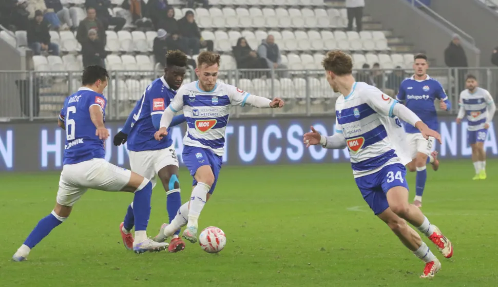 Osijek, 20. 12. 2025, Opus Arena, nogomet, Osijek - Slaven Belupo, SupeSport HNL 25/26. Nail Omerović (11) i Anton Matković (34).snimio GOJKO MITIĆ