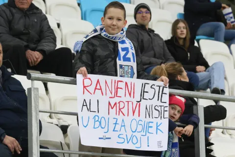 Osijek, 20. 12. 2025, Opus Arena, nogomet, Osijek - Slaven Belupo, SupeSport HNL 25/26. Publika.snimio GOJKO MITIĆ