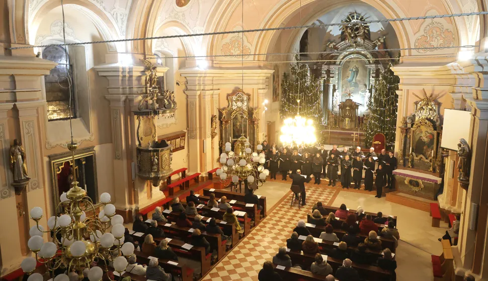Osijek, 20. 12. 2025., Župa Preslavnog Imena Marijina, Božićni koncert HNK, HNK, koncert, BožićSNIMIO BRUNO JOBST