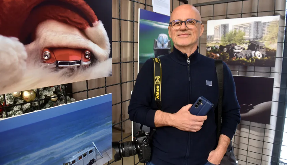 Zagreb, 20.12.2025 (novosti) - izlozba Od autica do oldtimera, na slici Lucio Vidotto i njegove sjajne fotografijefoto Davor Kovacevicnovosti