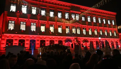 Vinkovci, 21.12.2025. - Tradicionalni "Bo?i?ni koncert s prozora Gimnazije". Ovaj jedinstveni koncert izvodi se s prozora Gimnazije Matije Antuna Reljkovi?a, a nastupaju mladi glazbenici ? u?enici, biv?i u?enici i ansambli iz Glazbene ?kole Josipa Runjanina uz podr?ku profesora i dirigenta. foto HINA/ Gordan Pani?/ gp