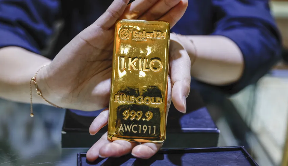 epa12440994 A shopkeeper shows a one-kilogram gold bar at the Galeri 24 gold store in Jakarta, Indonesia, 09 October 2025. The spot price of gold has risen above 4,000 US dollars per ounce for the first time, as investors turn to the precious metal amid global political and economic uncertainty. EPA/MAST IRHAM