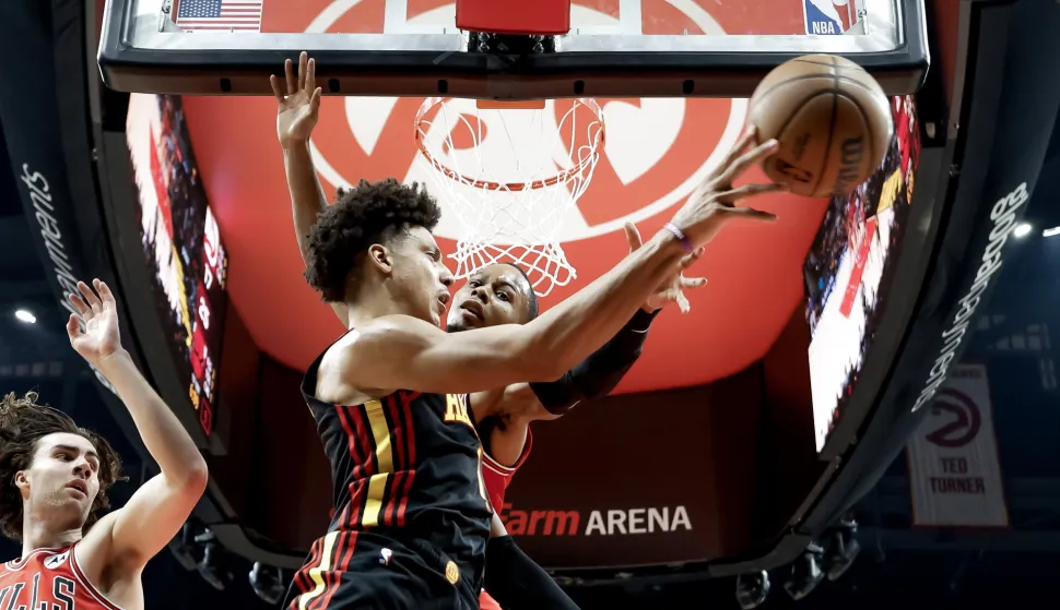 epa12608176 Atlanta Hawks forward Jalen Johnson (L) in action against Chicago Bulls forward Isaac Okoro (R) during the first half of an NBA basketball game between the Chicago Bulls and the Atlanta Hawks in Atlanta, Georgia, USA, 21 December 2025. EPA/ERIK S. LESSER SHUTTERSTOCK OUT