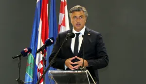 Petrinja, 09.09.2024. - U Petrinji je danas otvorena nova zgrada Srednje &scaron;kole Petrinja, svečano je otvorena i obnovljena zgrada "Hrvatski dom" u kojem je smje&scaron;teno POU Petrinja te zgrada katastra i arhiva. Na fotografiji Andrej Plenković. foto HINA/ Nikola BLAŽEKOVIĆ/ tm