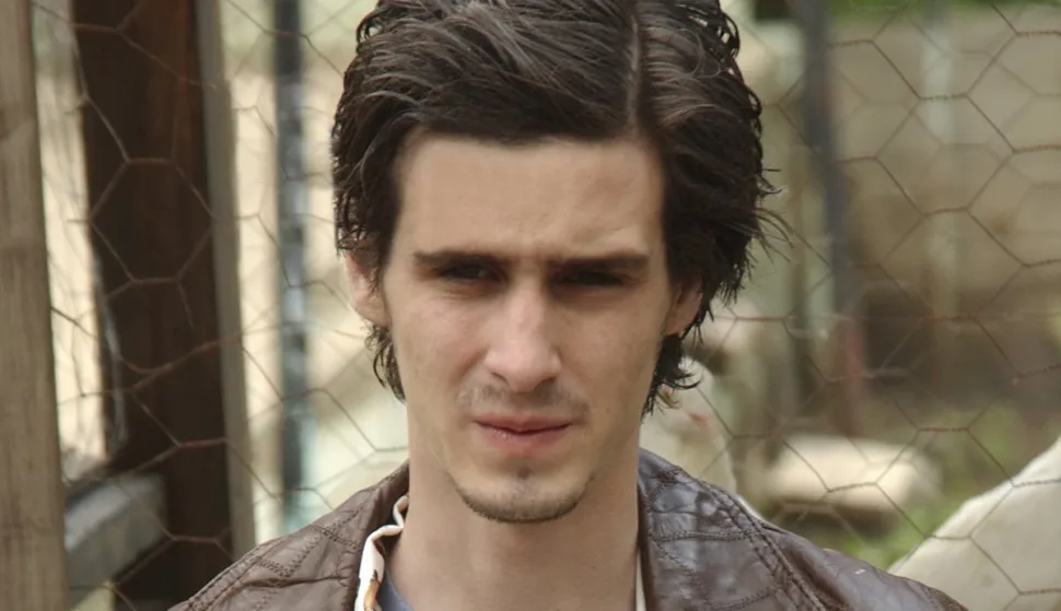 LOS ANGELES, 22. prosinca 2025. (Hina/AFP) - Američki glumac James Ransone, poznat po ulozi Ziggyja Sobotke, lučkog radnika koji je postao gangster u seriji "Žica", umro je u dobi od 46 godina, priopćile su u nedjelju kalifornijske vlasti.