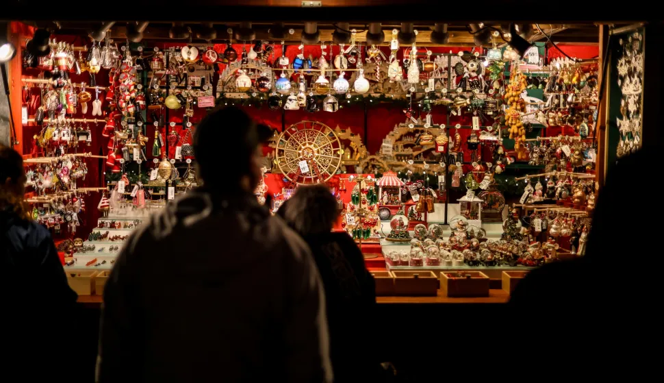 epa12579152 People visit a Christmas market in Berlin, Germany, 08 December 2025. EPA/HANNIBAL HANSCHKE
