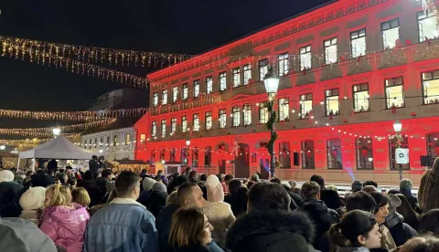 Božićni koncert s prozora Gimnazije Vinkovci 2025.