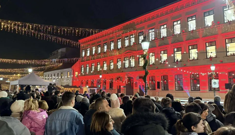 Božićni koncert s prozora Gimnazije Vinkovci 2025.