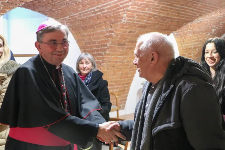 "Želja mi je zajedno s vama razmatrati dubine otajstva utjelovljenja Sina Božjega &ndash;njegova silaska u na&scaron;u ljudsku povijest, njegove blizine i ljubavi prema nama koja svakoga odnas i danas poziva da joj otvorimo vrata svoga srca i svojega doma. Božja ljubav uvijekiznova rasvjetljuje na&scaron; vjernički život te izgrađuje na&scaron;e obiteljsko, župno, biskupijsko inarodno zajedni&scaron;tvo potičući nas da na božansku ljubav uvijek odgovaramo na&scaron;om ljudskomdjelatnom ljubavlju." &ndash; poručio pože&scaron;ki biskup Ivo Martinović