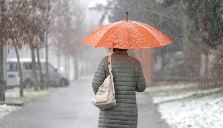 Osijek, 22. 11. 2025., snijeg, gust snijeg, prvi snijeg 2025, promet; prometnice, djeca, zimske radosti, SNIMIO BRUNO JOBST