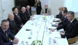 Zagreb.23.12.2025.- Predsjednik Vlade Andrej Plenković primio je predsjednika Hrvatskog olimpijskog odbora Zlatka Mate&scaron;u i predstavnike nacionalnih loptačkih sportskih saveza, predsjednika Hrvatskog nogometnog saveza Marijana Kustića, predsjednika Hrvatskog odbojka&scaron;kog saveza Franu Žanića, predsjednika Hrvatskog ko&scaron;arka&scaron;kog saveza Nikolu Rukavinu, predsjednika Hrvatskog rukometnog saveza Tomislava Grahovca, predsjednika Hrvatskog vaterpolskog saveza Mladena Drnasina i izvr&scaron;nog dopredsjednika Hrvatskog vaterpolskog saveza Pericu Bukića.Foto HINA/Tomislav Pavlek/ tp