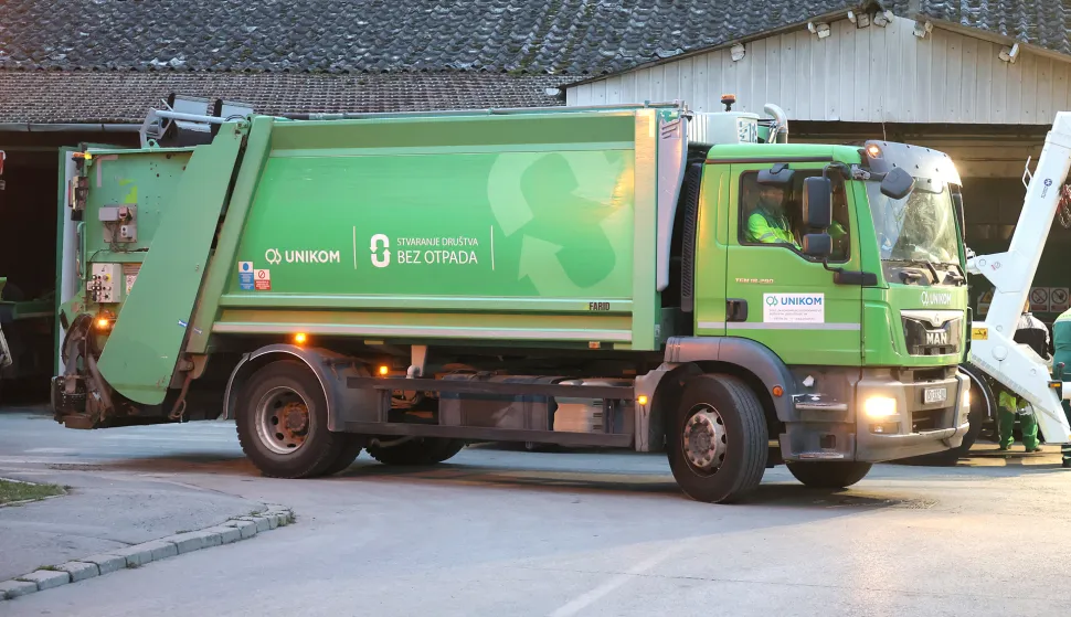 Osijek, 17. 09. 2025., Ružina ulica 11a, UNIKOM d.o.o., posjet gradonačelnika, djelatnici, vozila za prikupljanje otpada, otpad, smeće, odvajanje smeća, nova vozila, kamion, kamioniSNIMIO BRUNO JOBST