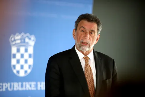 Zagreb, 11.05.2023. - Nakon 215. sjednica Vlade RH ministar Znanosti i obrazovanja Radovan Fucks daje izjavu za medije. foto HINA /Zvonimir KUHTIĆ/ kuzo