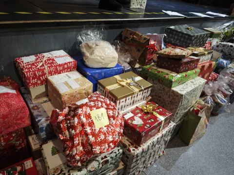 Personalizirani darovi i predstava za djecu iz udomiteljskih obitelji