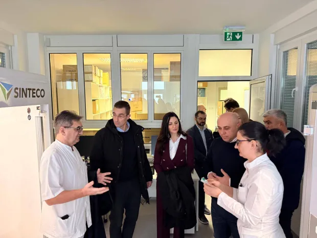 Kako napreduju radovi na energetskoj obnovi Opće županijske bolnice Vinkovci, ali i kakvi su planovi u novim financijskim ulaganjima u zdravstvenu opremu, osvjedočili su se župan Ivan Bosančić i gradonačelnik Josip Romić sa suradnicima.