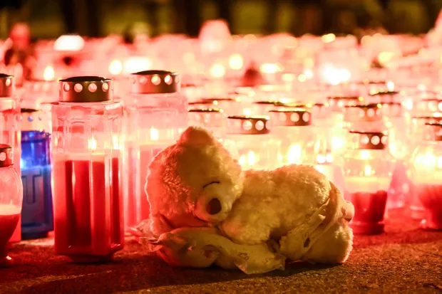 20.12.2024., Zagreb - Gradjani pale svijece na skolskom igralistu Osnovne skole Precko nakon napada nozem pri cemu je smrtno stradao jedan ucenik, a ozlijedjeno je jos troje ucenika i uciteljica. Photo: Marko Lukunic/PIXSELL
