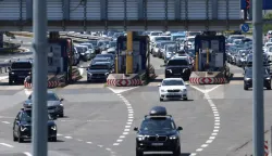 Zagreb, 19.07.2025 - Tijekom dana očekuje se pojačan promet na većini cesta u smjeru mora i obrnuto prema unutra&scaron;njosti te na većini graničnih prijelaza, upozoravaju u subotu ujutro iz Hrvatskog autokluba (HAK), a vozače pozivaju na strpljenje i držanje sigurnosnog razmaka između vozila. Na slici gužve na naplatnim kućicama Lučko u smjeru mora.foto HINA/ Damir SENČAR/ ds