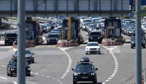 Zagreb, 19.07.2025 - Tijekom dana očekuje se pojačan promet na većini cesta u smjeru mora i obrnuto prema unutra&scaron;njosti te na većini graničnih prijelaza, upozoravaju u subotu ujutro iz Hrvatskog autokluba (HAK), a vozače pozivaju na strpljenje i držanje sigurnosnog razmaka između vozila. Na slici gužve na naplatnim kućicama Lučko u smjeru mora.foto HINA/ Damir SENČAR/ ds