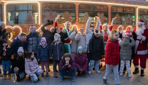 Osijek, 5. 12. 2025., Voćnja božićnim tramvajem, Udruga za Down sindrombožićni tramvaj; down sindrom; djeca; vožnja; blagdani; GPP