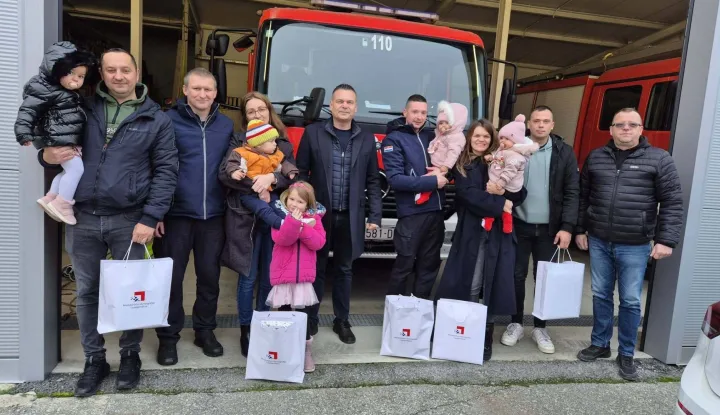 Sirene i intervencije dio su svakodnevice Javne vatrogasne postrojbe Na&scaron;ice, no protekla godina ostat će zapamćena po jednoj posebno lijepoj i nesvakida&scaron;njoj statistici.Umjesto brojanja izlazaka na teren, u ovoj se postrojbi posljednjih mjeseci s ponosom broje-novorođene bebe. U razdoblju od 11 mjeseci čak sedam na&scaron;ičkih vatrogasaca postalo je očevima, a njihove su obitelji bogatije za osam beba, među kojima su i jedne blizanke.
