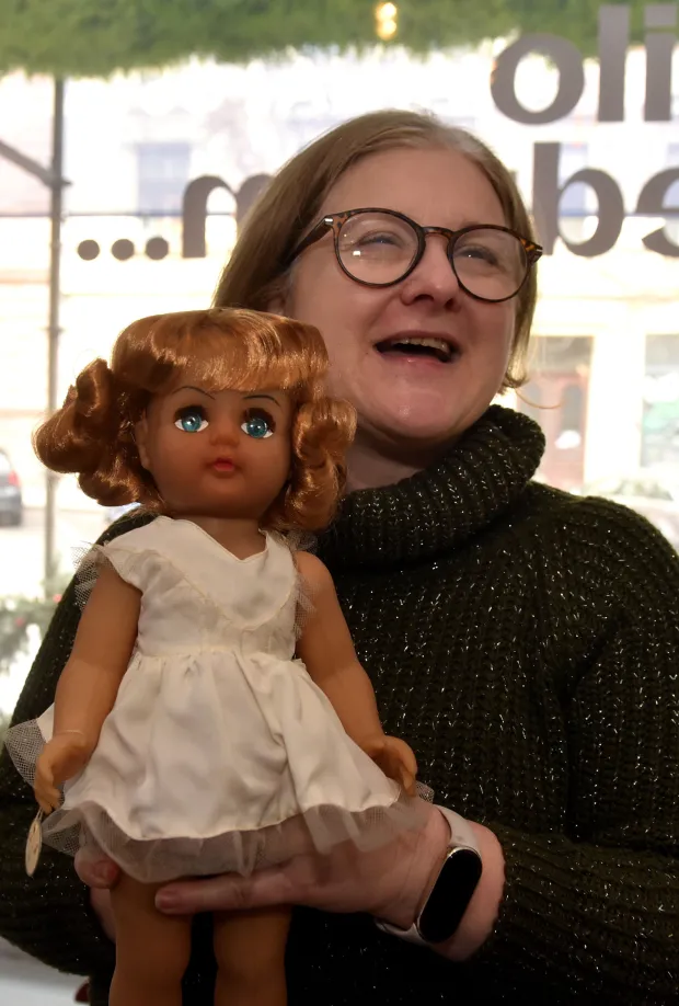 Zagreb, 09.12.2025 (nedeljni broj, Bozicni prilog) - Skolski muzej - izlozba igracaka, na slici Sanja Nekić i "namigusa", uz tekst S.Pavica.foto Davor Kovacevicnedeljni