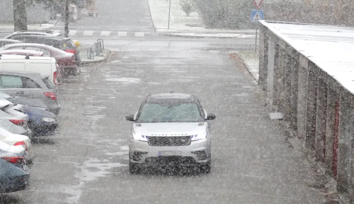 Osijek, 22. 11. 2024., susnježica, snijeg, pada snijeg, ilustracija - snijeg SNIMIO BRUNO JOBST