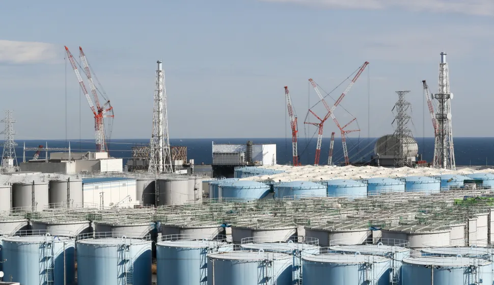 epa07311996 The reactor units 1 to 4 are seen over storage tanks of radiation contaminated water at the tsunami-crippled Tokyo Electric Power Company's Fukushima Daichi Nuclear Power Plant under decommissioning works in Okuma, Fukushima Prefecture, northern Japan, 23 January 2019. The nuclear power plant was devastated on 11 March 2011 by tsunami following the magnitude 9.0 earthquake. EPA/KIMIMASA MAYAMA