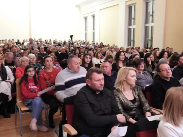 POŽEGA &ndash; Poznata pjesma "U to vrijeme godi&scaron;ta" u moćnoj i svečanoj izvedbi soprana Ane Ticl uz Tambura&scaron;ku filharmoniju i Mje&scaron;oviti zbor Glazbe &scaron;kole Požega u zavr&scaron;nici izvrsnog i bogatog božićnog koncerta ostat će doista dugo u raspoloženju publike u za nju premaloj koncertnoj dvorani, premalenoj za sve one ljubitelje glazbe koji su željeli čuti ponajbolje izvedbe pože&scaron;kih glazbenih snaga.