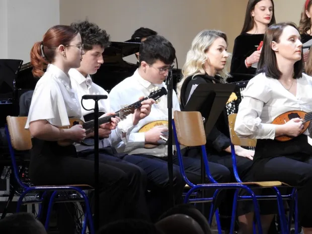 POŽEGA &ndash; Poznata pjesma "U to vrijeme godi&scaron;ta" u moćnoj i svečanoj izvedbi soprana Ane Ticl uz Tambura&scaron;ku filharmoniju i Mje&scaron;oviti zbor Glazbe &scaron;kole Požega u zavr&scaron;nici izvrsnog i bogatog božićnog koncerta ostat će doista dugo u raspoloženju publike u za nju premaloj koncertnoj dvorani, premalenoj za sve one ljubitelje glazbe koji su željeli čuti ponajbolje izvedbe pože&scaron;kih glazbenih snaga.