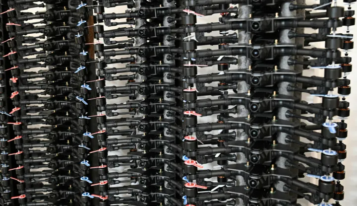 Potpredsjednik Vlade Republike Hrvatske i ministar obrane Ivan Anu&scaron;ić posjetio je danas, 25. srpnja 2025. u Osijeku tvrtku Orqa koja razvija i proizvodi FPV dronove kojima Ministarstvo obrane oprema Hrvatsku vojsku.