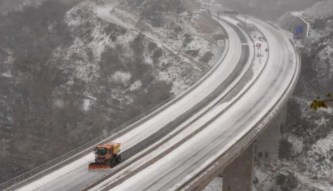 RIJEKA, 02.12. 2020. RIJEKAZIMA SNIJEG HLADNO?A JAK VJETAR BURA SVE JE TO PROBUDILO STANOVNIKE RIJEKE I OKOLICE DOK SU CESTARI RALICAMA (RALICA) ?ISTILI PROMETNICE A POLICIJA REGULIRALA PROMET... SNIJEG SE SPUSTIO SVE DO MORA U NEKIM KRAJEVIMANA FOTO: AUTO PUT AUTOCESTA DRAGA KRI?I??E ZIMSKI UVIJETI NA CESTI ZABRANA PROMETA...SNIMIO: SERGEJ DRECHSLER